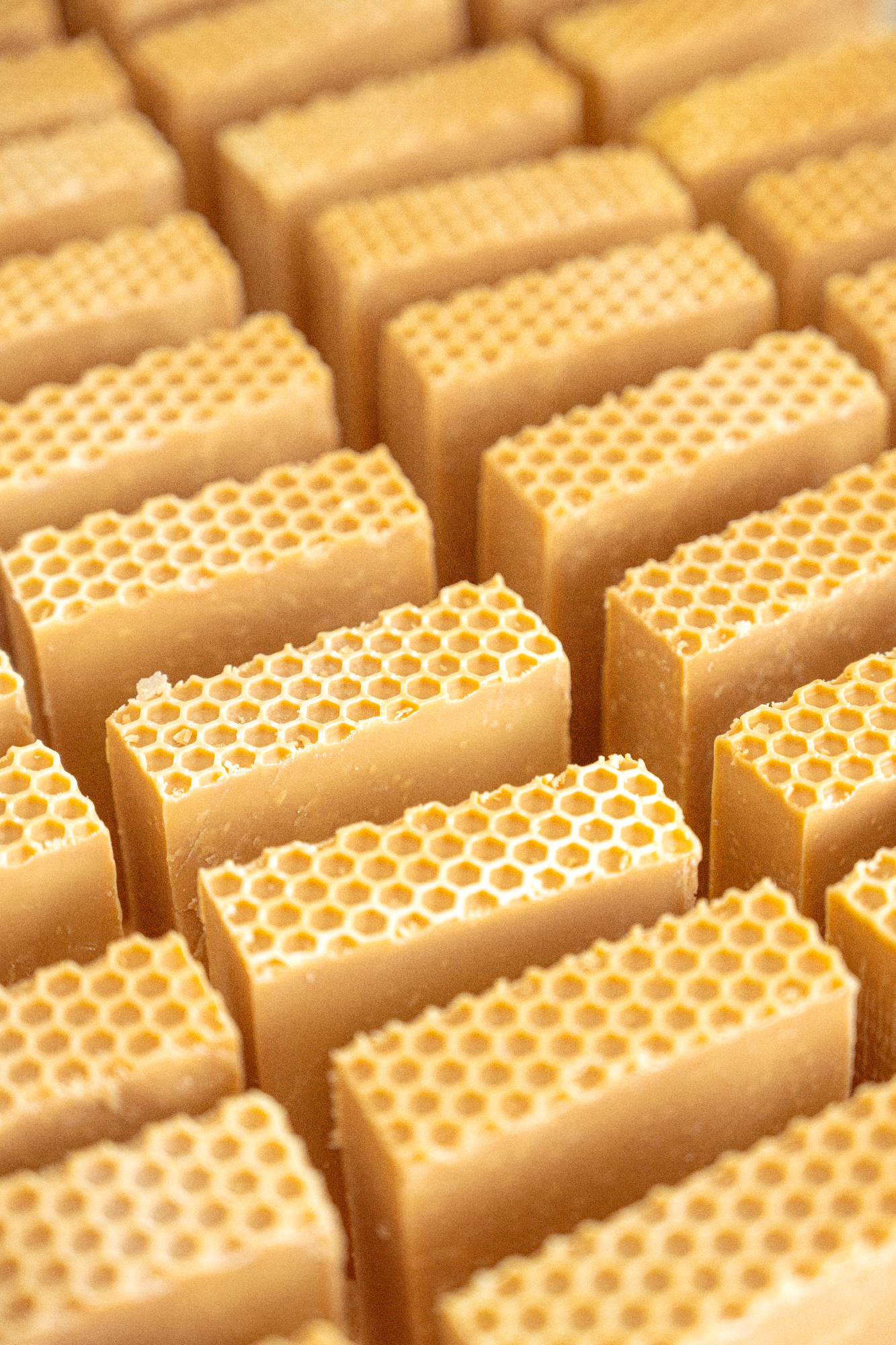 Savon artisanal naturel au miel fabriqué en france occitanie sud ouest